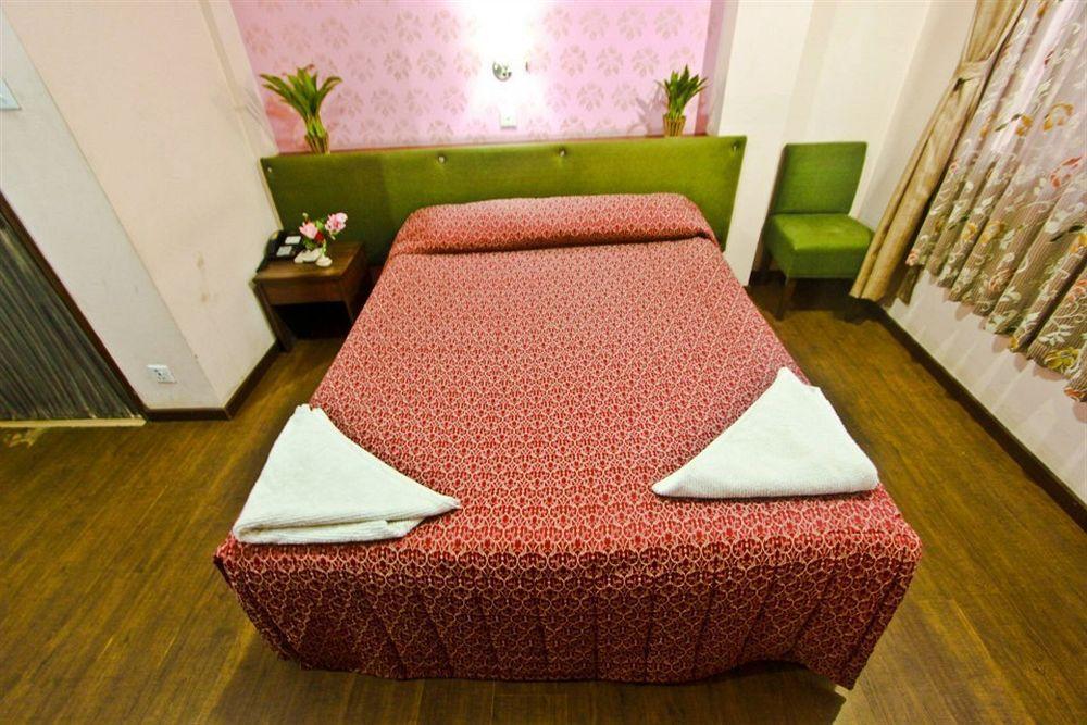 Backyard Hotel Kathmandu Esterno foto
