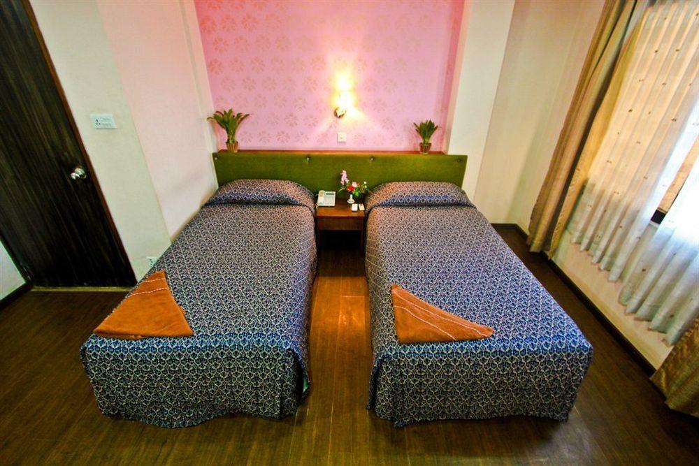 Backyard Hotel Kathmandu Esterno foto